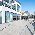 Luxury With 4 Rooms, Pool And Modern Comfort