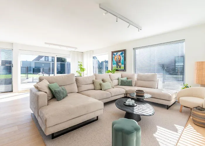 Luxury With 4 Rooms, Pool And Modern Comfort