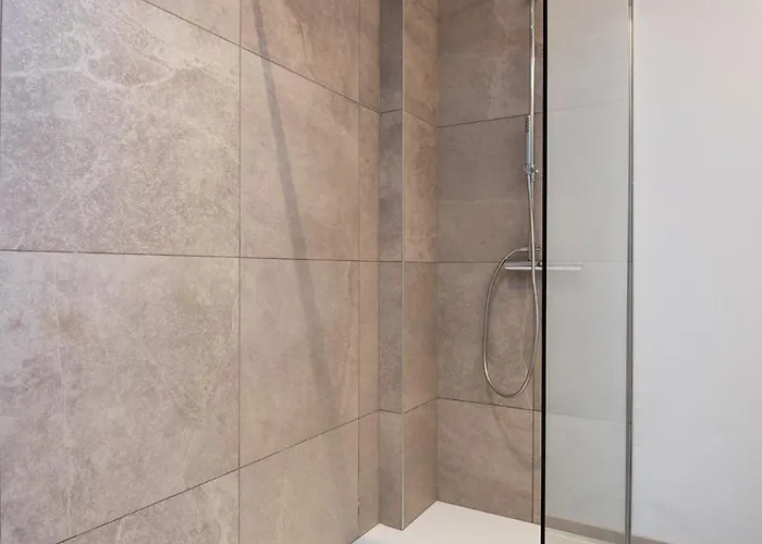 Luxury With 4 Rooms, Pool And Modern Comfort