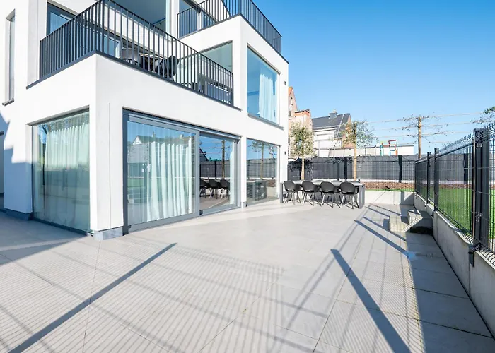 Luxury With 4 Rooms, Pool And Modern Comfort