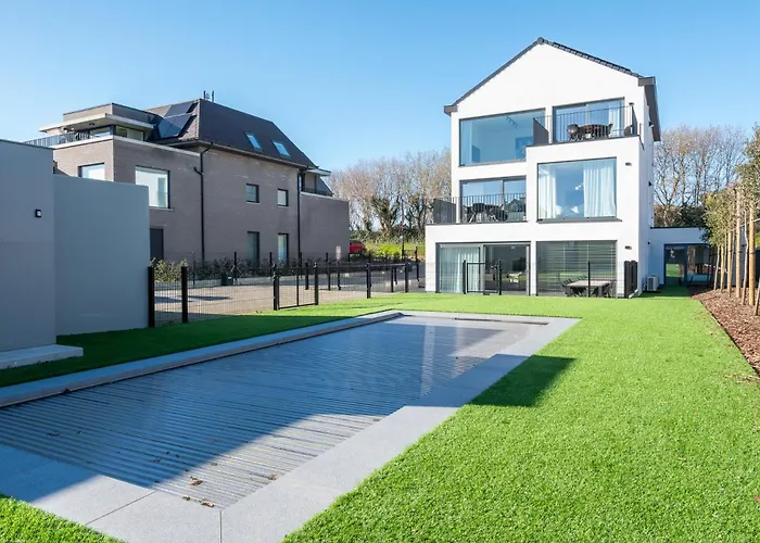 Luxury With 4 Rooms, Pool And Modern Comfort